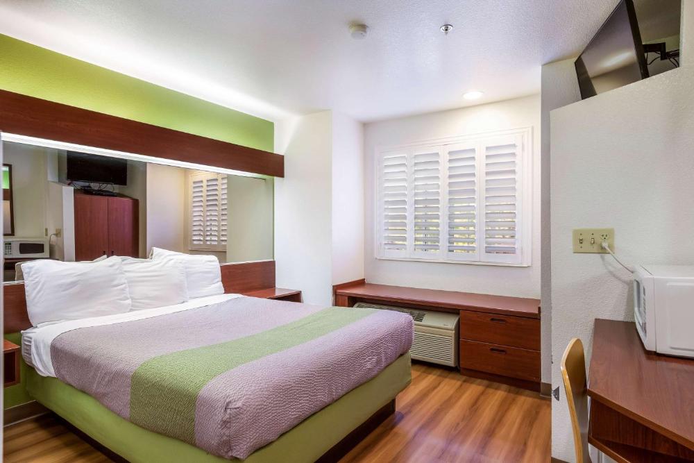 Deluxe King Room - Non-Smoking interior